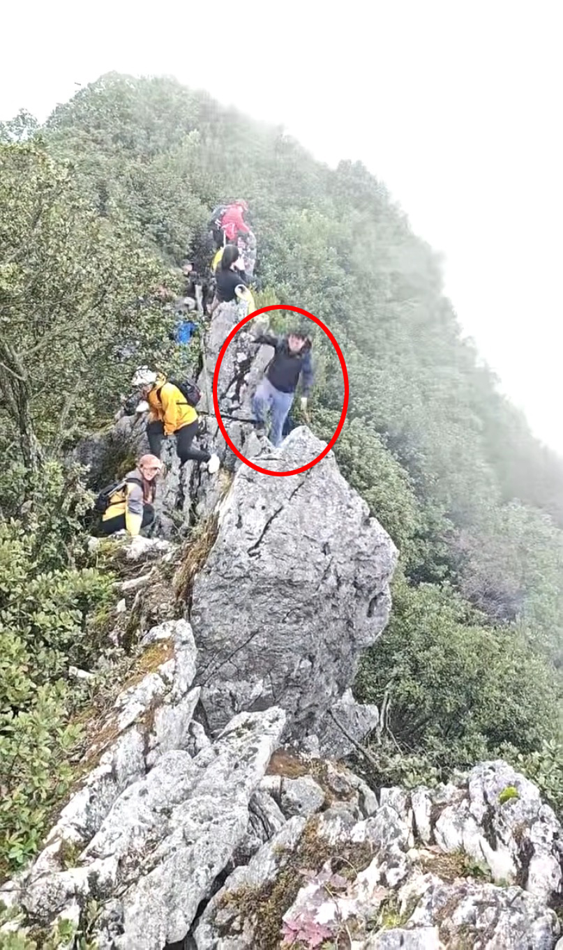 Kinh hãi khoảnh khắc người leo núi ngã khỏi vách đá 40m vì mải… chụp selfie, cái kết khiến ai cũng há hốc mồm!- Ảnh 3. Kinh hãi khoảnh khắc người leo núi ngã khỏi vách đá 40m vì mải… chụp selfie, cái kết khiến ai cũng há hốc mồm!- Ảnh 3.