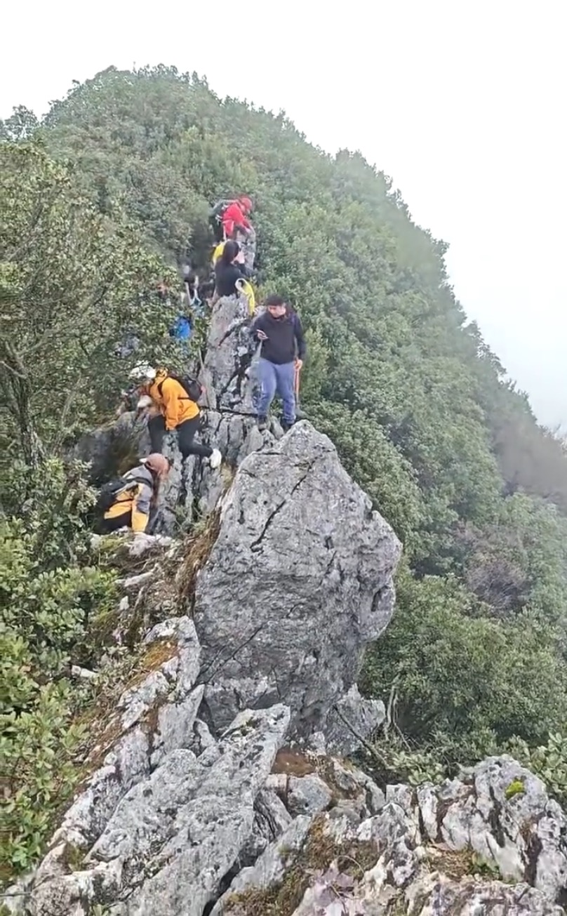 Kinh hãi khoảnh khắc người leo núi ngã khỏi vách đá 40m vì mải… chụp selfie, cái kết khiến ai cũng há hốc mồm!- Ảnh 2. Kinh hãi khoảnh khắc người leo núi ngã khỏi vách đá 40m vì mải… chụp selfie, cái kết khiến ai cũng há hốc mồm!- Ảnh 2.