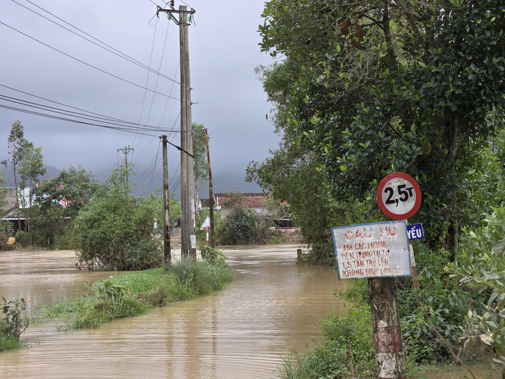 Mưa lớn gây ngập một số khu vực ở Phú Yên cũ, người dân lo lắng- Ảnh 1.