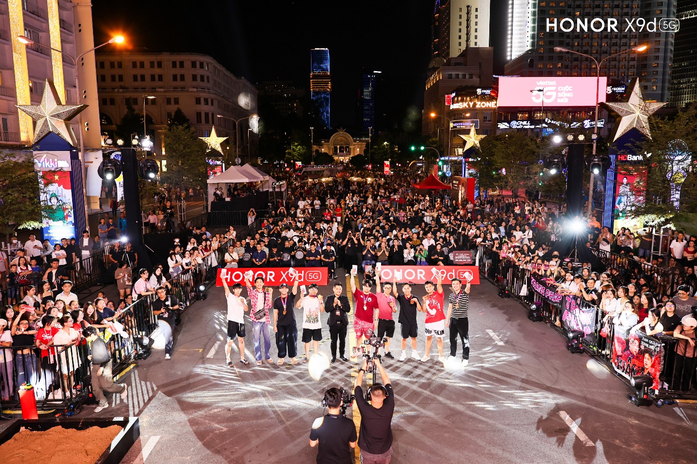 Phố đi bộ Nguyễn Huệ "bùng nổ" đêm nhạc công nghệ 6/12: HONOR X9d chính thức ra mắt với giá từ 9,99 triệu đồng- Ảnh 1. Phố đi bộ Nguyễn Huệ "bùng nổ" đêm nhạc công nghệ 6/12: HONOR X9d chính thức ra mắt với giá từ 9,99 triệu đồng- Ảnh 1.