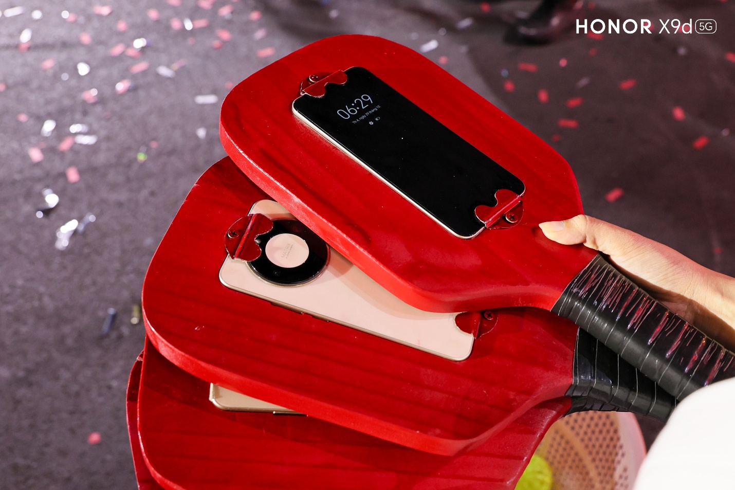 Phố đi bộ Nguyễn Huệ "bùng nổ" đêm nhạc công nghệ 6/12: HONOR X9d chính thức ra mắt với giá từ 9,99 triệu đồng- Ảnh 2. Phố đi bộ Nguyễn Huệ "bùng nổ" đêm nhạc công nghệ 6/12: HONOR X9d chính thức ra mắt với giá từ 9,99 triệu đồng- Ảnh 2.