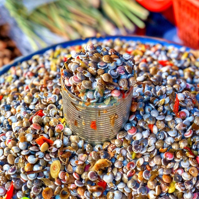 Nhìn sặc sỡ như "đồ hàng" nhưng đây lại là món ngon đặc biệt, nhiều người săn lùng: Vị bùi béo đặc trưng, giá thành cực rẻ- Ảnh 3.