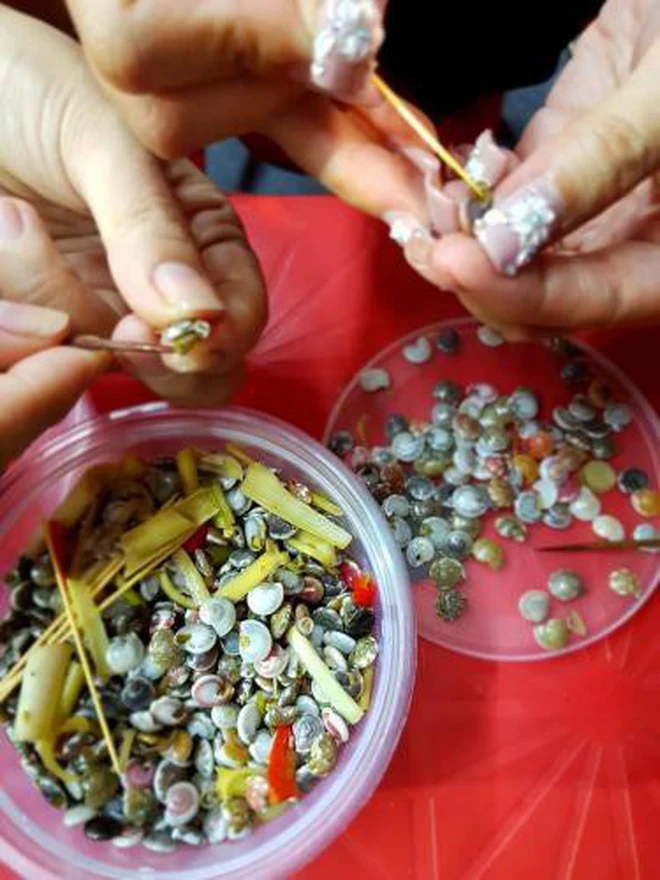 Nhìn sặc sỡ như "đồ hàng" nhưng đây lại là món ngon đặc biệt, nhiều người săn lùng: Vị bùi béo đặc trưng, giá thành cực rẻ- Ảnh 4.