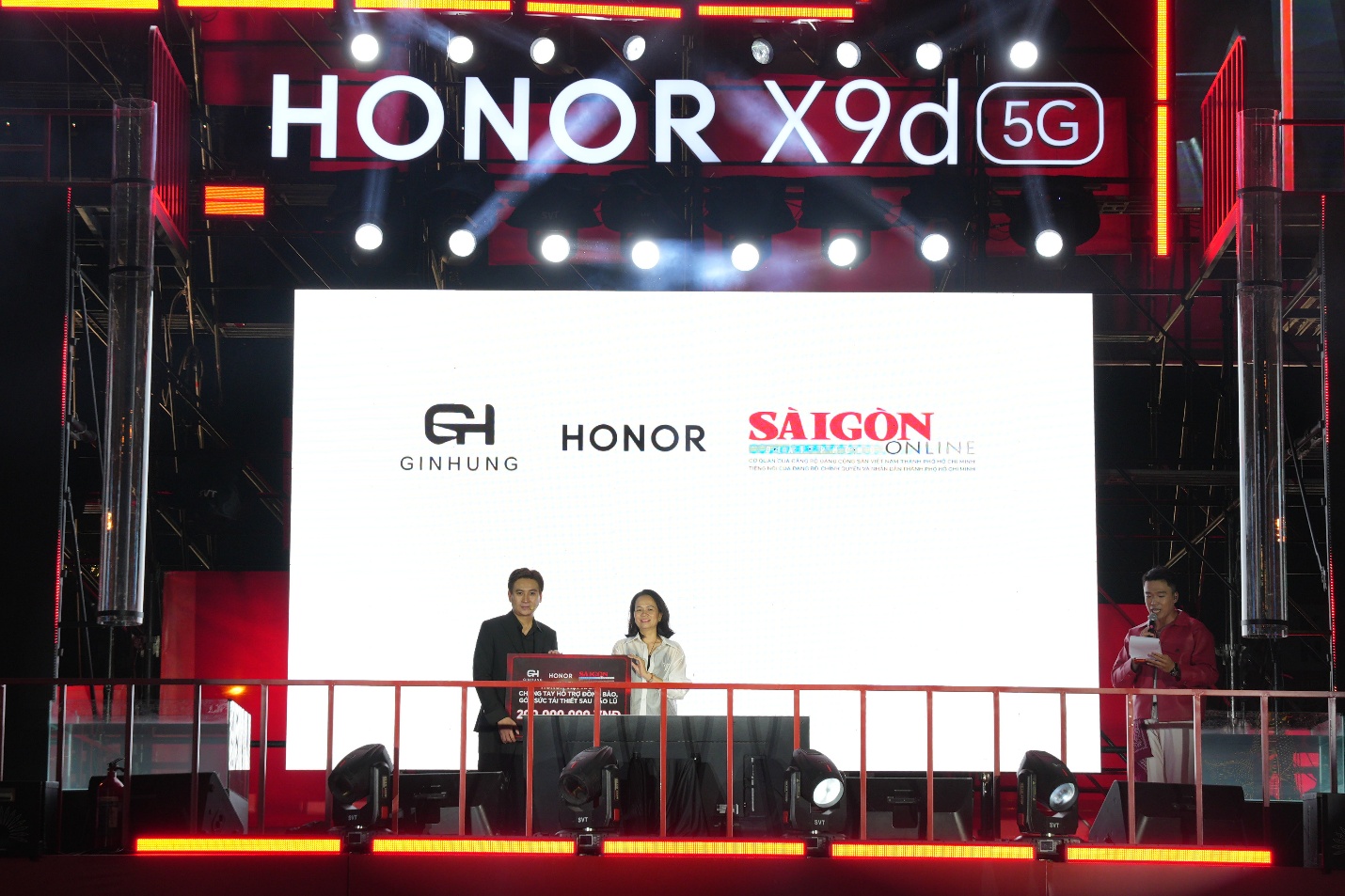 Phố đi bộ Nguyễn Huệ "bùng nổ" đêm nhạc công nghệ 6/12: HONOR X9d chính thức ra mắt với giá từ 9,99 triệu đồng- Ảnh 3. Phố đi bộ Nguyễn Huệ "bùng nổ" đêm nhạc công nghệ 6/12: HONOR X9d chính thức ra mắt với giá từ 9,99 triệu đồng- Ảnh 3.