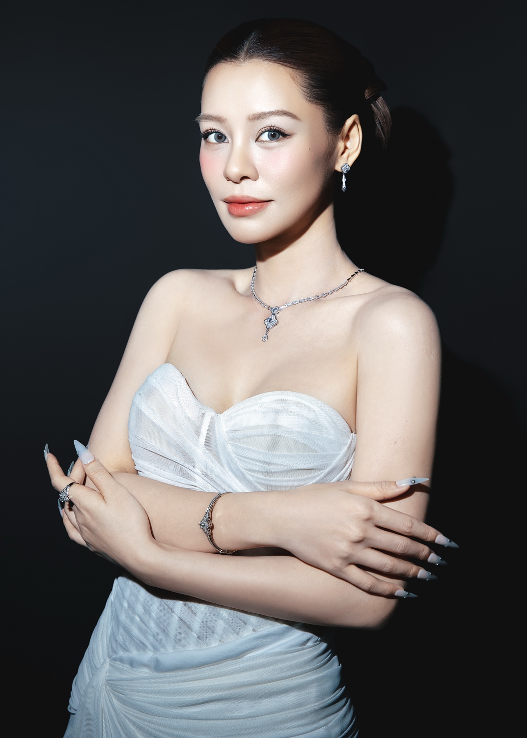 Bùi Lan Hương đeo trang sức kim cương, tỏa sáng tại họp báo MV “Việt Nam Tinh Hoa”- Ảnh 4. Bùi Lan Hương đeo trang sức kim cương, tỏa sáng tại họp báo MV “Việt Nam Tinh Hoa”- Ảnh 4.