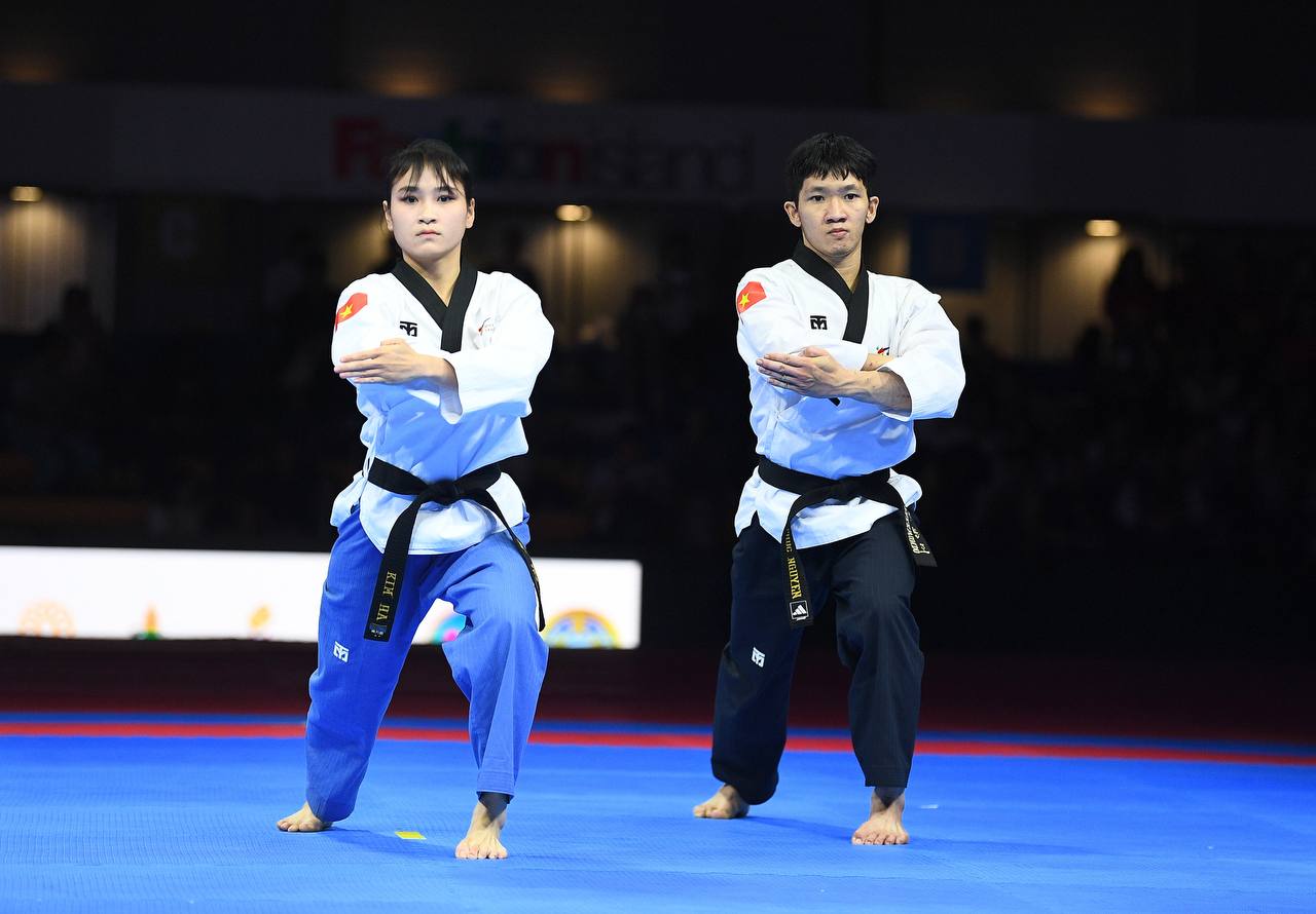 Tuyển thủ Việt Nam ôm đầu buồn bã khi thua đầy tranh cãi ở chung kết SEA Games, BHL khiếu nại cực căng- Ảnh 1.