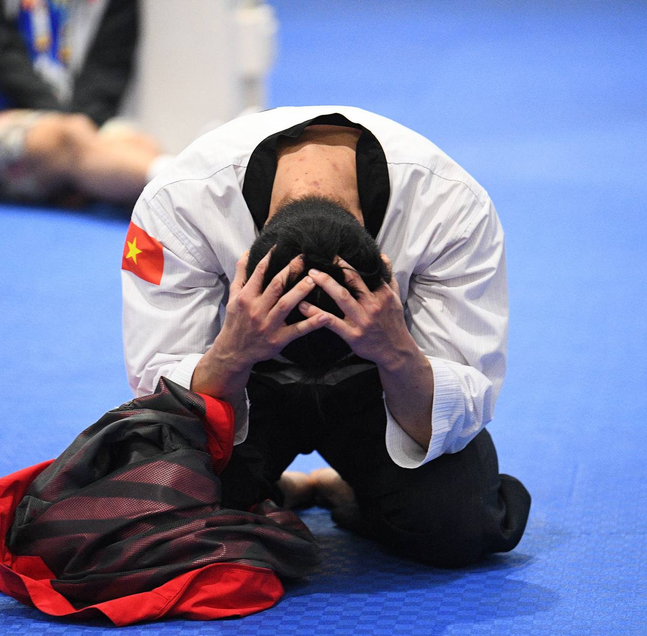 Tuyển thủ Việt Nam ôm đầu buồn bã khi thua đầy tranh cãi ở chung kết SEA Games, BHL khiếu nại cực căng- Ảnh 10.