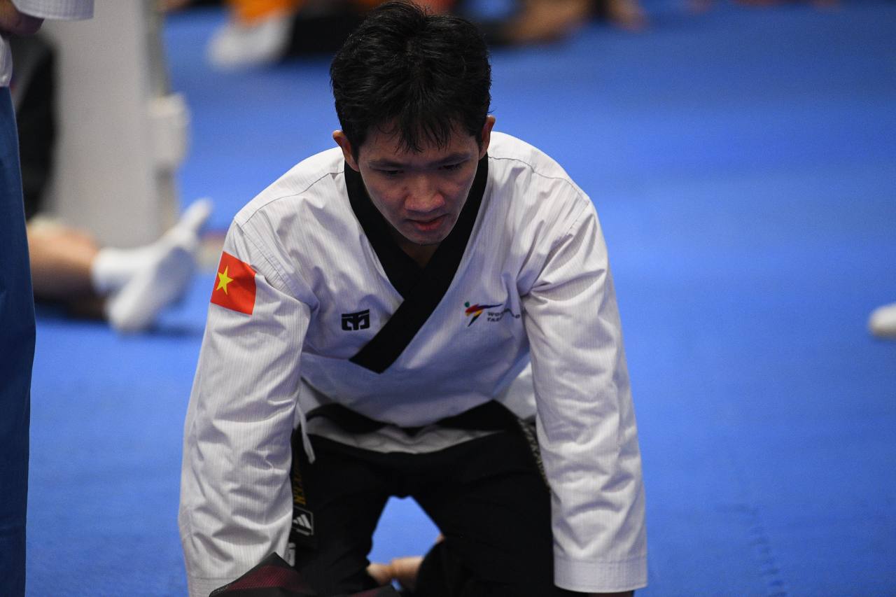 Tuyển thủ Việt Nam ôm đầu buồn bã khi thua đầy tranh cãi ở chung kết SEA Games, BHL khiếu nại cực căng- Ảnh 9.