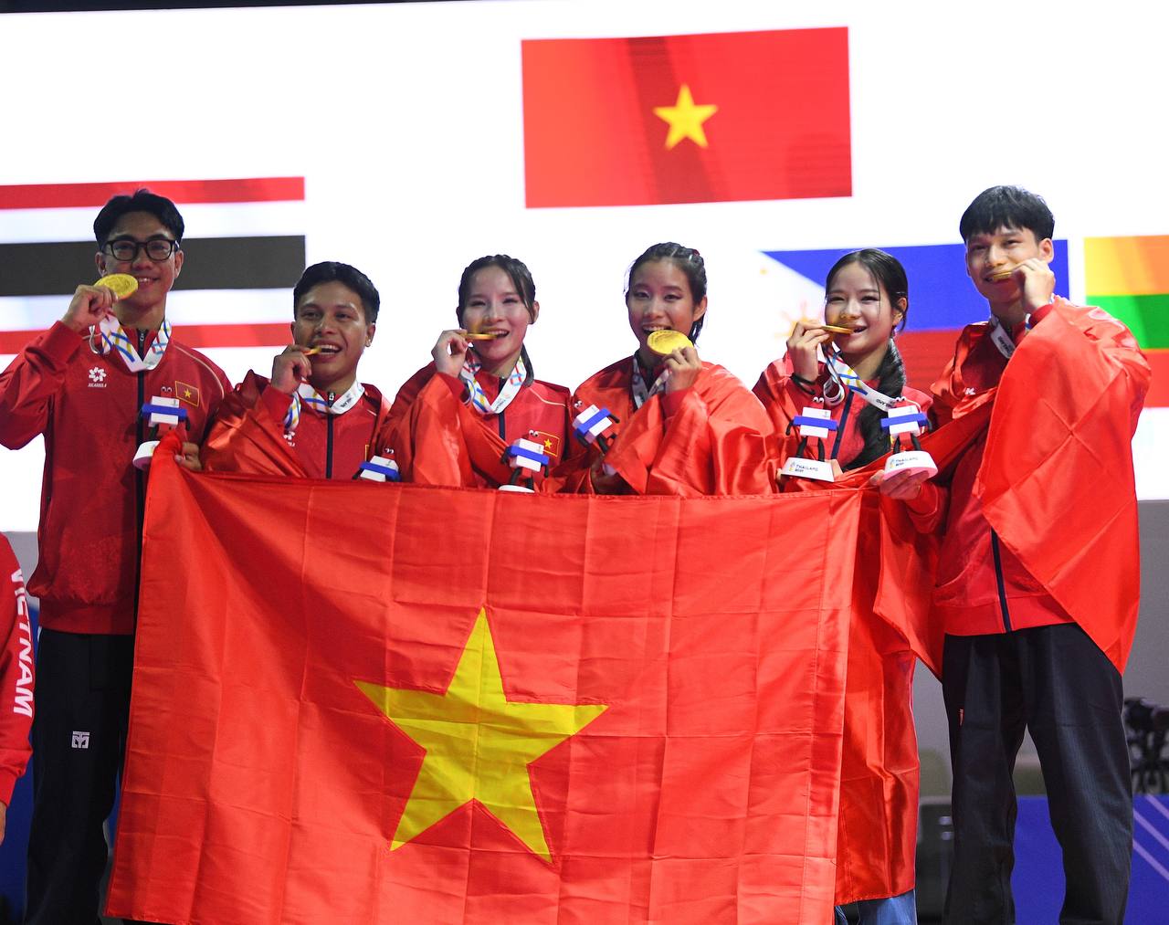 Video: Quá tự hào khoảnh khắc Quốc ca Việt Nam vang lên giữa nhà thi đấu SEA Games 33, Việt Nam vô địch!- Ảnh 3. Video: Quá tự hào khoảnh khắc Quốc ca Việt Nam vang lên giữa nhà thi đấu SEA Games 33, Việt Nam vô địch!- Ảnh 3.