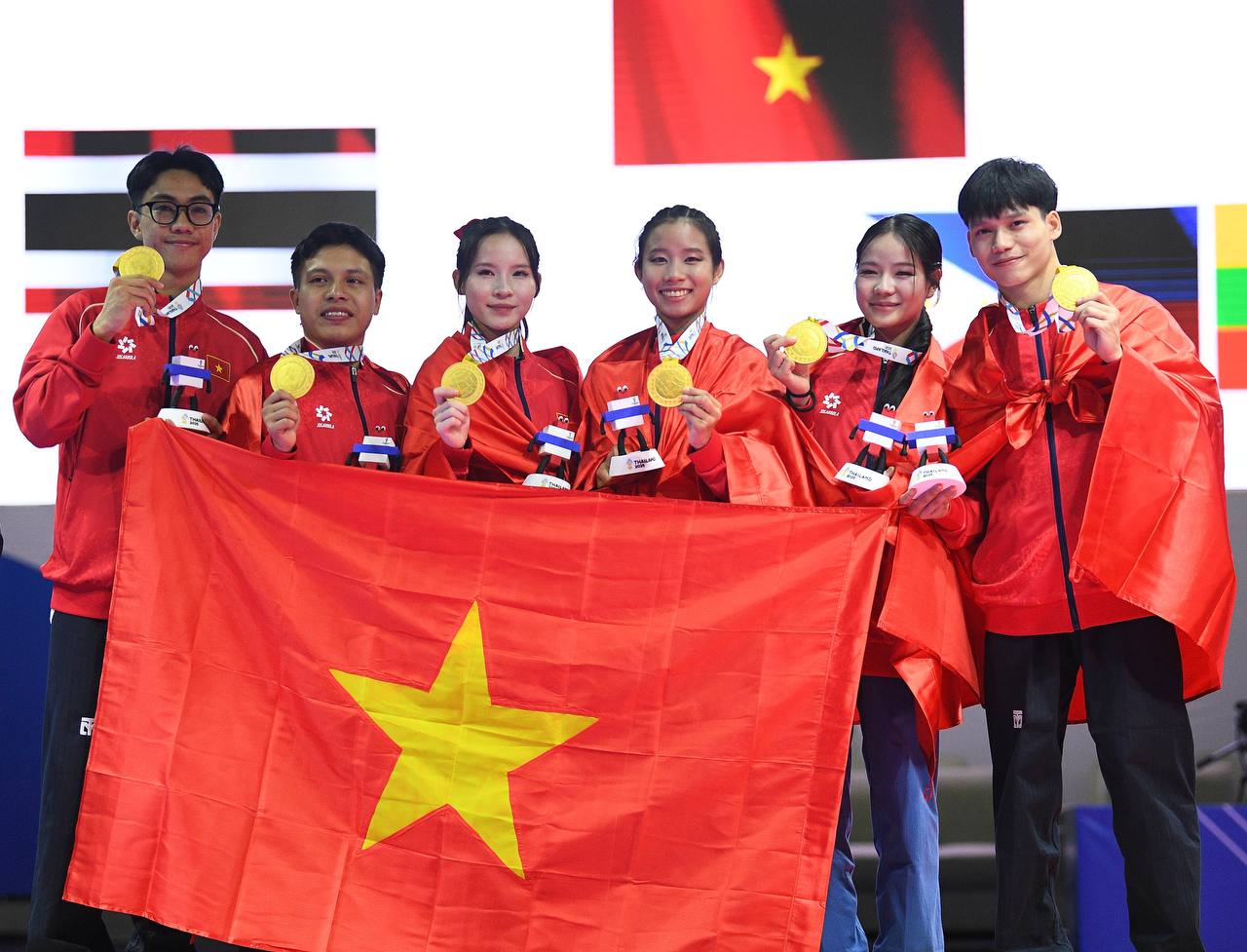 Video: Quá tự hào khoảnh khắc Quốc ca Việt Nam vang lên giữa nhà thi đấu SEA Games 33, Việt Nam vô địch!- Ảnh 4. Video: Quá tự hào khoảnh khắc Quốc ca Việt Nam vang lên giữa nhà thi đấu SEA Games 33, Việt Nam vô địch!- Ảnh 4.