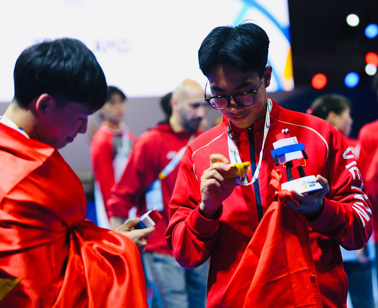 Video: Quá tự hào khoảnh khắc Quốc ca Việt Nam vang lên giữa nhà thi đấu SEA Games 33, Việt Nam vô địch!- Ảnh 12. Video: Quá tự hào khoảnh khắc Quốc ca Việt Nam vang lên giữa nhà thi đấu SEA Games 33, Việt Nam vô địch!- Ảnh 12.
