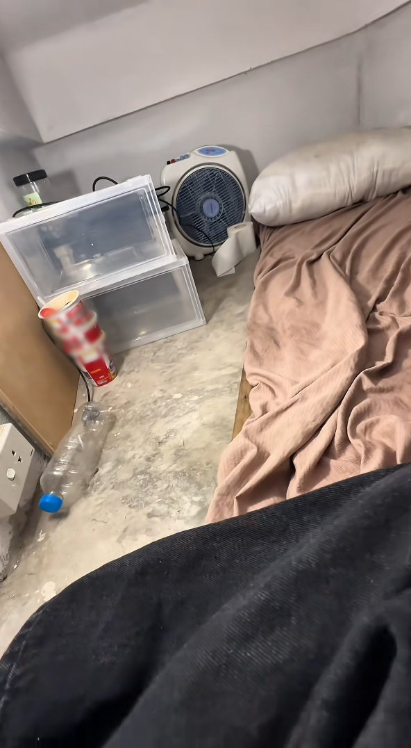 Xôn xao phòng trọ 2m2 giá thuê 500k/ tháng ở Hà Nội: Nhiều điểm bất thường- Ảnh 2. Xôn xao phòng trọ 2m2 giá thuê 500k/ tháng ở Hà Nội: Nhiều điểm bất thường- Ảnh 2.