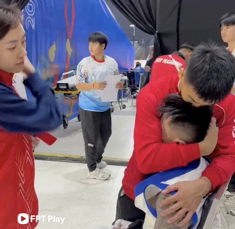 Võ sĩ Việt Nam tức tưởi khóc nghẹn khi thua VĐV Thái Lan tại SEA Games- Ảnh 2. Võ sĩ Việt Nam tức tưởi khóc nghẹn khi thua VĐV Thái Lan tại SEA Games- Ảnh 2.