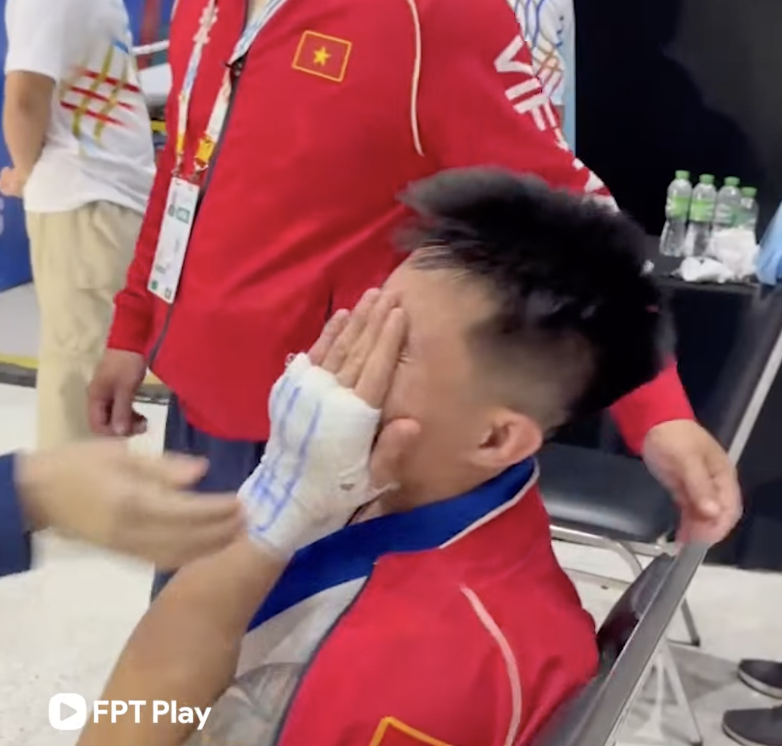 Võ sĩ Việt Nam tức tưởi khóc nghẹn khi thua VĐV Thái Lan tại SEA Games- Ảnh 3. Võ sĩ Việt Nam tức tưởi khóc nghẹn khi thua VĐV Thái Lan tại SEA Games- Ảnh 3.