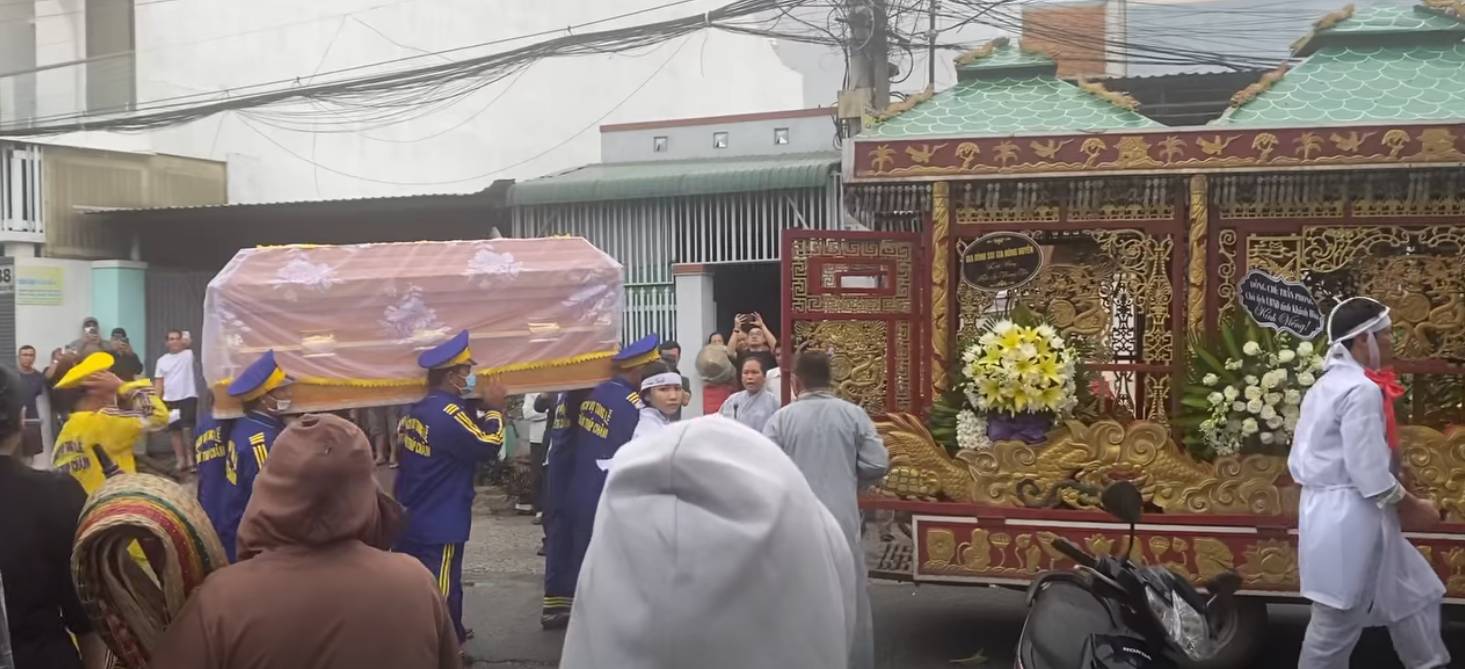 Linh cữu Thương Tín được đưa đi an tang, con gái thất thần- Ảnh 1. Linh cữu Thương Tín được đưa đi an tang, con gái thất thần- Ảnh 1.