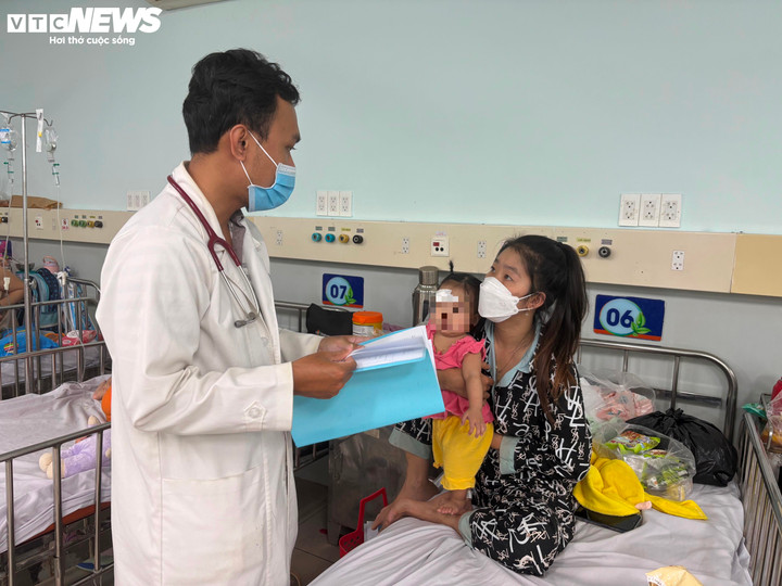 Bệnh tay chân miệng lan nhanh ở TP.HCM, có trẻ phải thở máy, lọc máu- Ảnh 3.