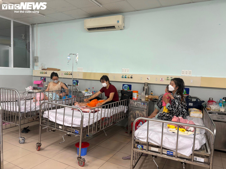 Bệnh tay chân miệng lan nhanh ở TP.HCM, có trẻ phải thở máy, lọc máu- Ảnh 1.