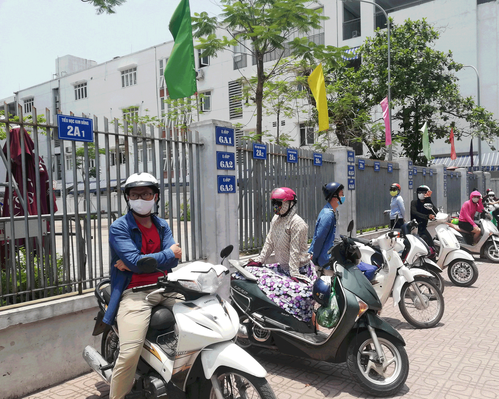 Ô tô Lexus của hiệu trưởng chắn lối và lời cảnh báo an toàn ở trường học- Ảnh 2.