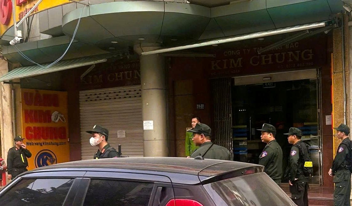 Ảnh: Khám xét nơi ở và nơi làm việc của vợ chồng chủ tiệm vàng Nguyễn Hữu Bình- Ảnh 4. Ảnh: Khám xét nơi ở và nơi làm việc của vợ chồng chủ tiệm vàng Nguyễn Hữu Bình- Ảnh 4.