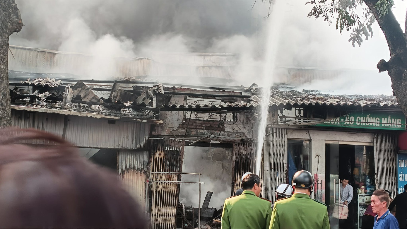 Đang cháy lớn tại dãy nhà trên phố Lò Đúc, Hà Nội- Ảnh 3.