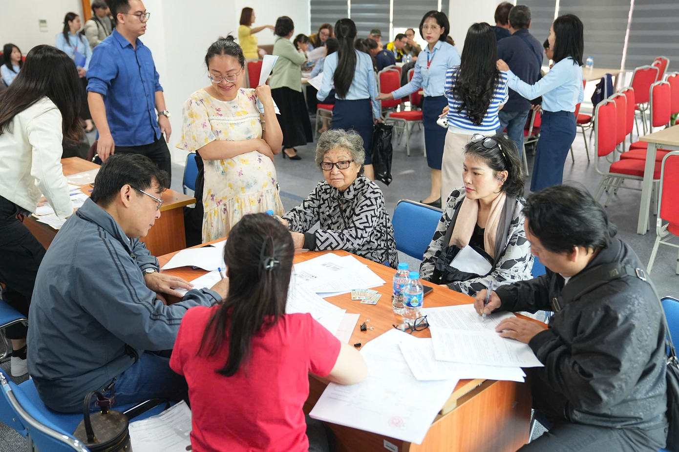 Người dân khu "đất kim cương" cạnh hồ Hoàn Kiếm nhận tiền đền bù dự án quảng trường- Ảnh 2.