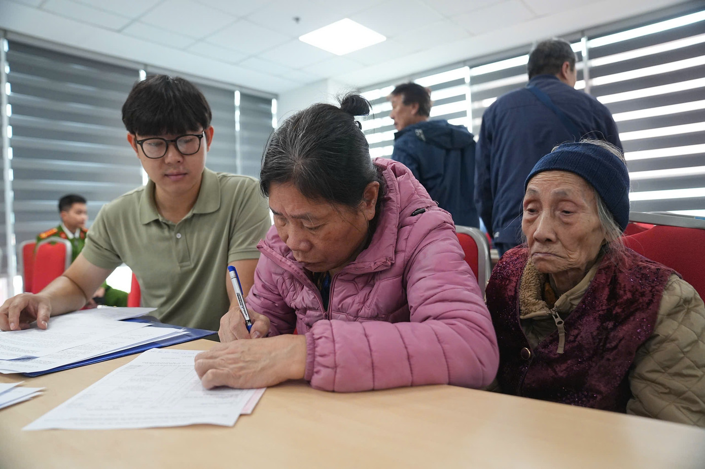 Người dân khu "đất kim cương" cạnh hồ Hoàn Kiếm nhận tiền đền bù dự án quảng trường- Ảnh 12.