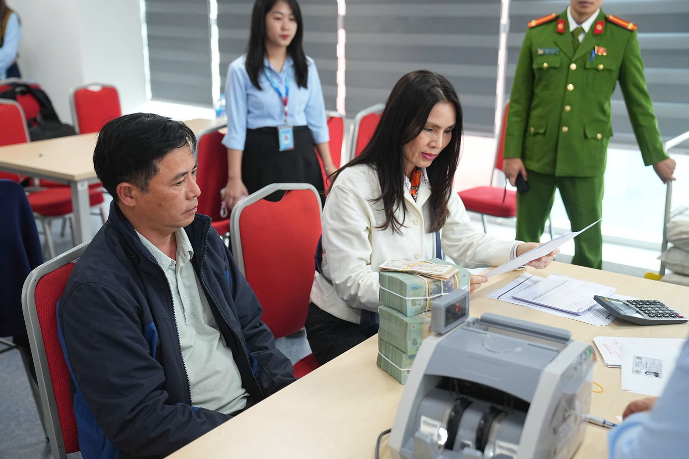 Người dân khu "đất kim cương" cạnh hồ Hoàn Kiếm nhận tiền đền bù dự án quảng trường- Ảnh 9.