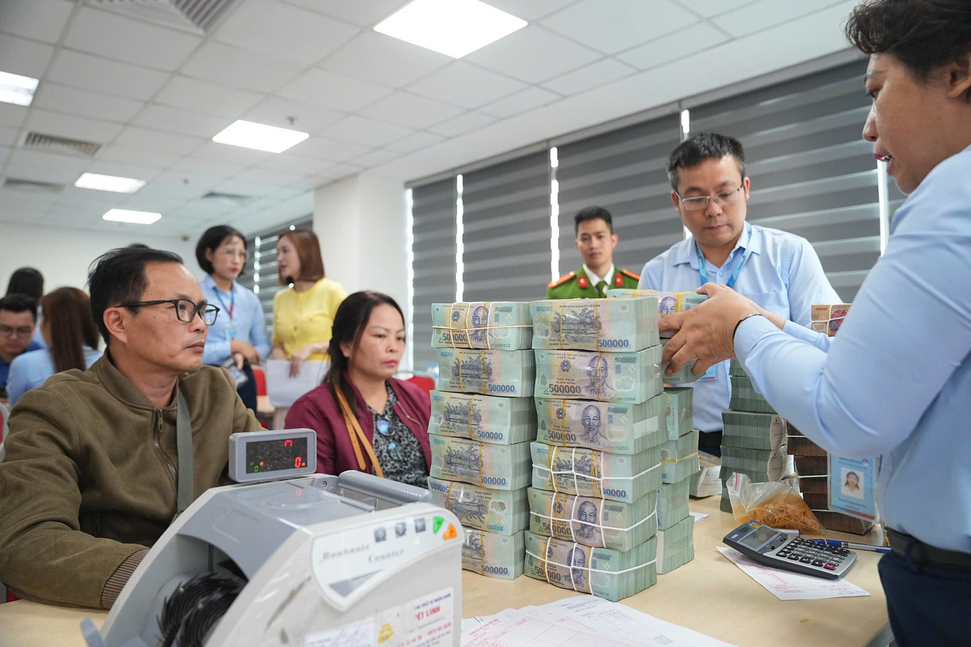 Người dân khu "đất kim cương" cạnh hồ Hoàn Kiếm nhận tiền đền bù dự án quảng trường- Ảnh 14.