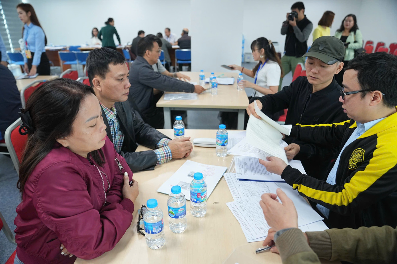 Người dân khu "đất kim cương" cạnh hồ Hoàn Kiếm nhận tiền đền bù dự án quảng trường- Ảnh 3.