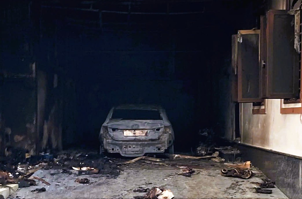 Nghi án người đàn ông phóng hỏa đốt ô tô rồi tự thiêu- Ảnh 1. Nghi án người đàn ông phóng hỏa đốt ô tô rồi tự thiêu- Ảnh 1.