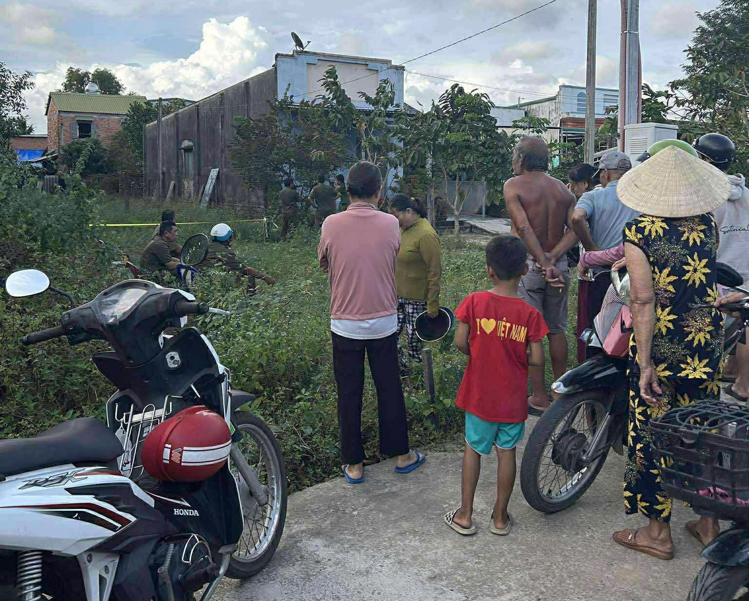 Lâm Đồng: Người đàn ông gục chết ở sân nhà với nhiều vết chém- Ảnh 1. Lâm Đồng: Người đàn ông gục chết ở sân nhà với nhiều vết chém- Ảnh 1.