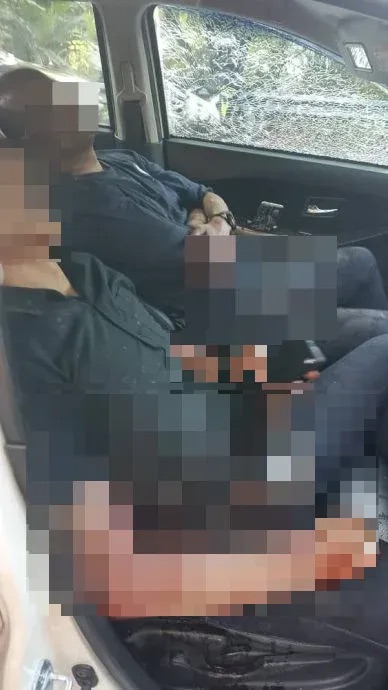 Sắp đến trạm thu phí thì chiếc ô tô chở 2 người đàn ông bị bắn nhiều phát, nhìn vào xe ai cũng sợ hãi- Ảnh 1.