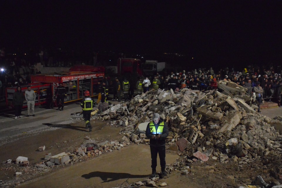 Hai tòa nhà bất ngờ đổ sụp, người dân đào bới đống đổ nát tìm người thân trong tuyệt vọng- Ảnh 5. Hai tòa nhà bất ngờ đổ sụp, người dân đào bới đống đổ nát tìm người thân trong tuyệt vọng- Ảnh 5.