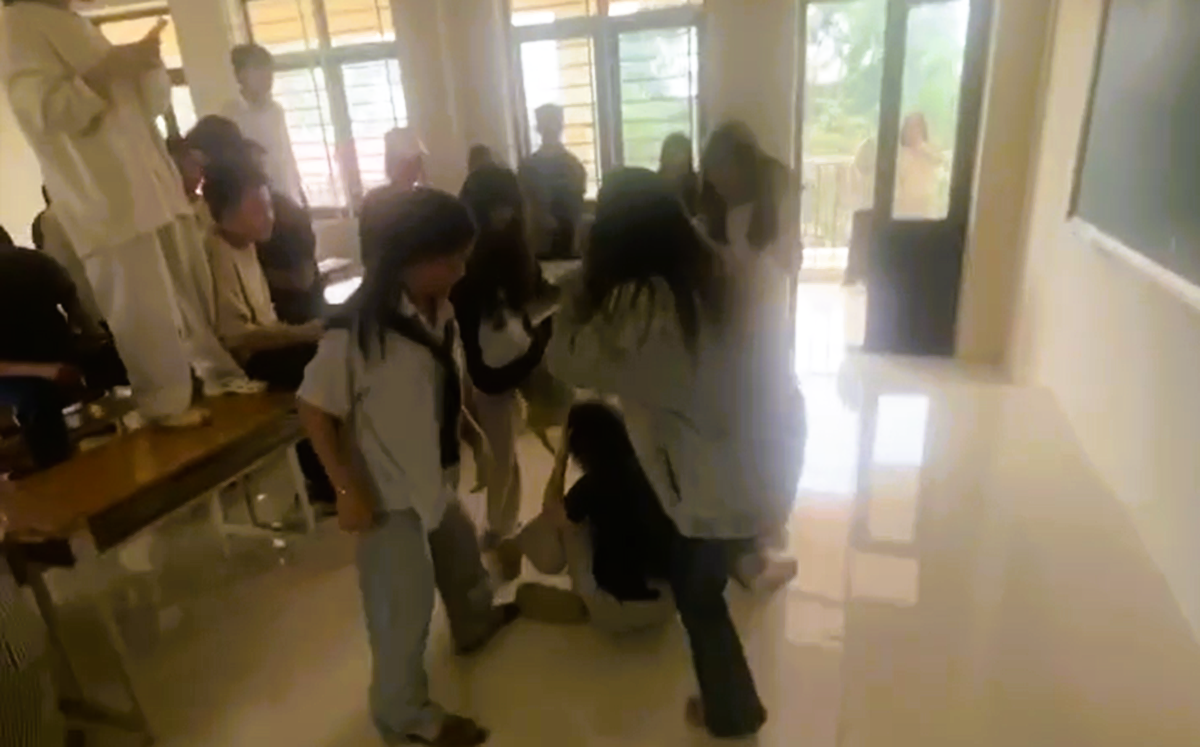 Nữ sinh lớp 10 ở Thanh Hóa nhập viện sau khi bị "đánh hội đồng" giữa lớp học- Ảnh 1. Nữ sinh lớp 10 ở Thanh Hóa nhập viện sau khi bị "đánh hội đồng" giữa lớp học- Ảnh 1.