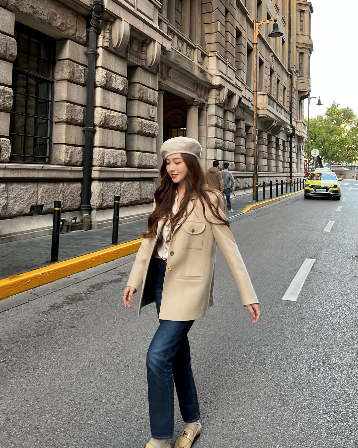 "Huyền thoại thời trang 8x" có 10 cách mặc quần jeans đơn giản, nhưng chạm đỉnh cao sang xịn mịn- Ảnh 9. "Huyền thoại thời trang 8x" có 10 cách mặc quần jeans đơn giản, nhưng chạm đỉnh cao sang xịn mịn- Ảnh 9.