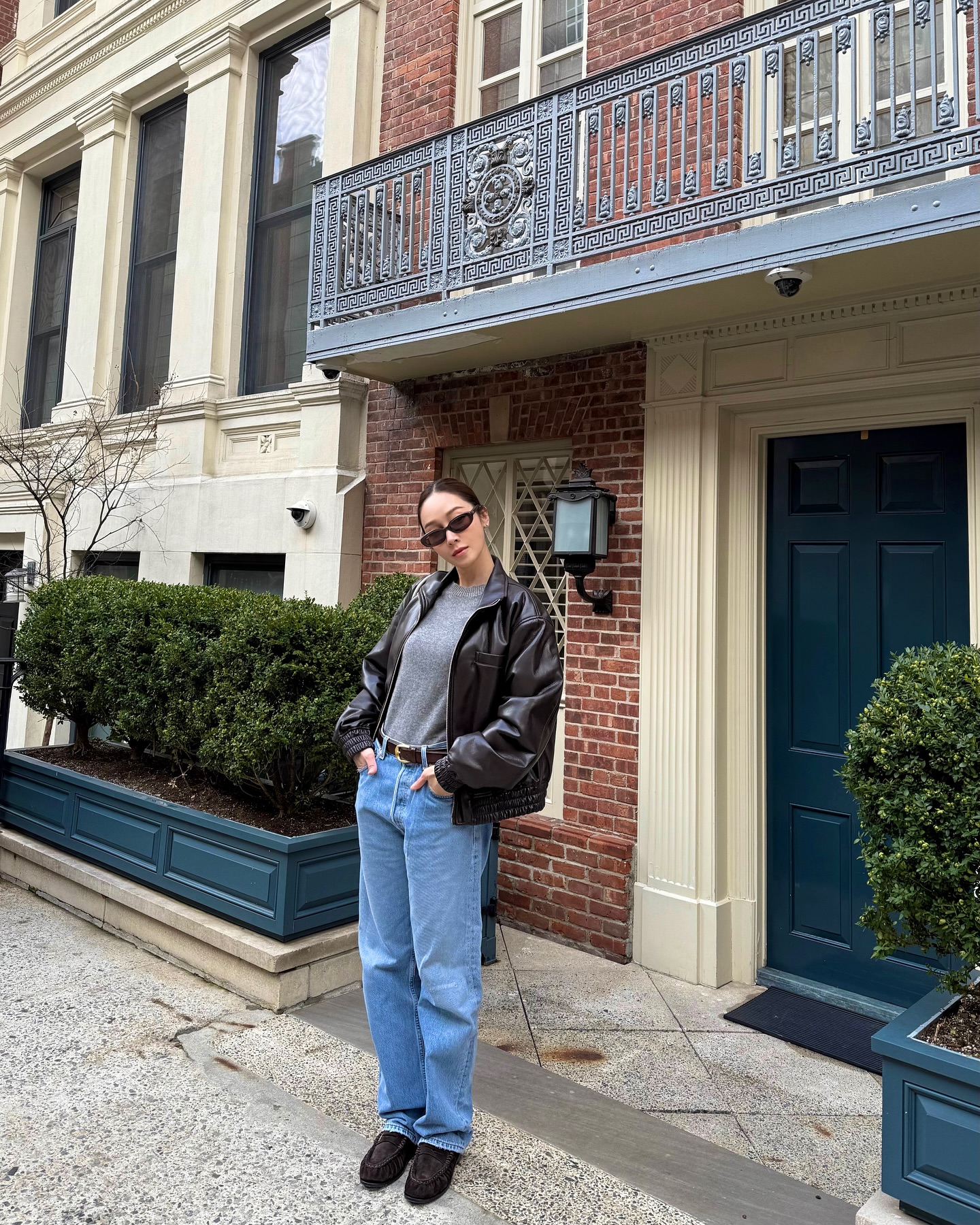 "Huyền thoại thời trang 8x" có 10 cách mặc quần jeans đơn giản, nhưng chạm đỉnh cao sang xịn mịn- Ảnh 5. "Huyền thoại thời trang 8x" có 10 cách mặc quần jeans đơn giản, nhưng chạm đỉnh cao sang xịn mịn- Ảnh 5.