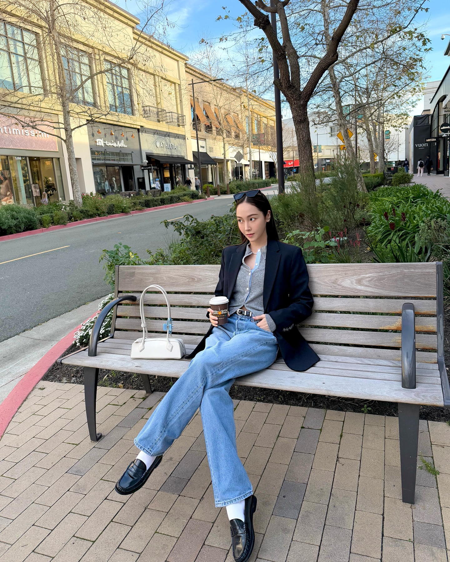 "Huyền thoại thời trang 8x" có 10 cách mặc quần jeans đơn giản, nhưng chạm đỉnh cao sang xịn mịn- Ảnh 4. "Huyền thoại thời trang 8x" có 10 cách mặc quần jeans đơn giản, nhưng chạm đỉnh cao sang xịn mịn- Ảnh 4.