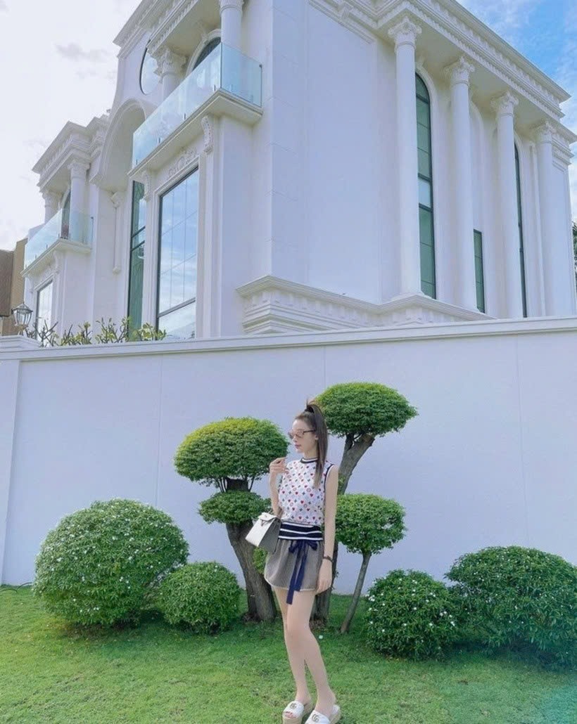 Mỹ nhân Việt ở biệt thự 100 tỷ, được chồng chiều, sống như công chúa đời thực- Ảnh 4. Mỹ nhân Việt ở biệt thự 100 tỷ, được chồng chiều, sống như công chúa đời thực- Ảnh 4.