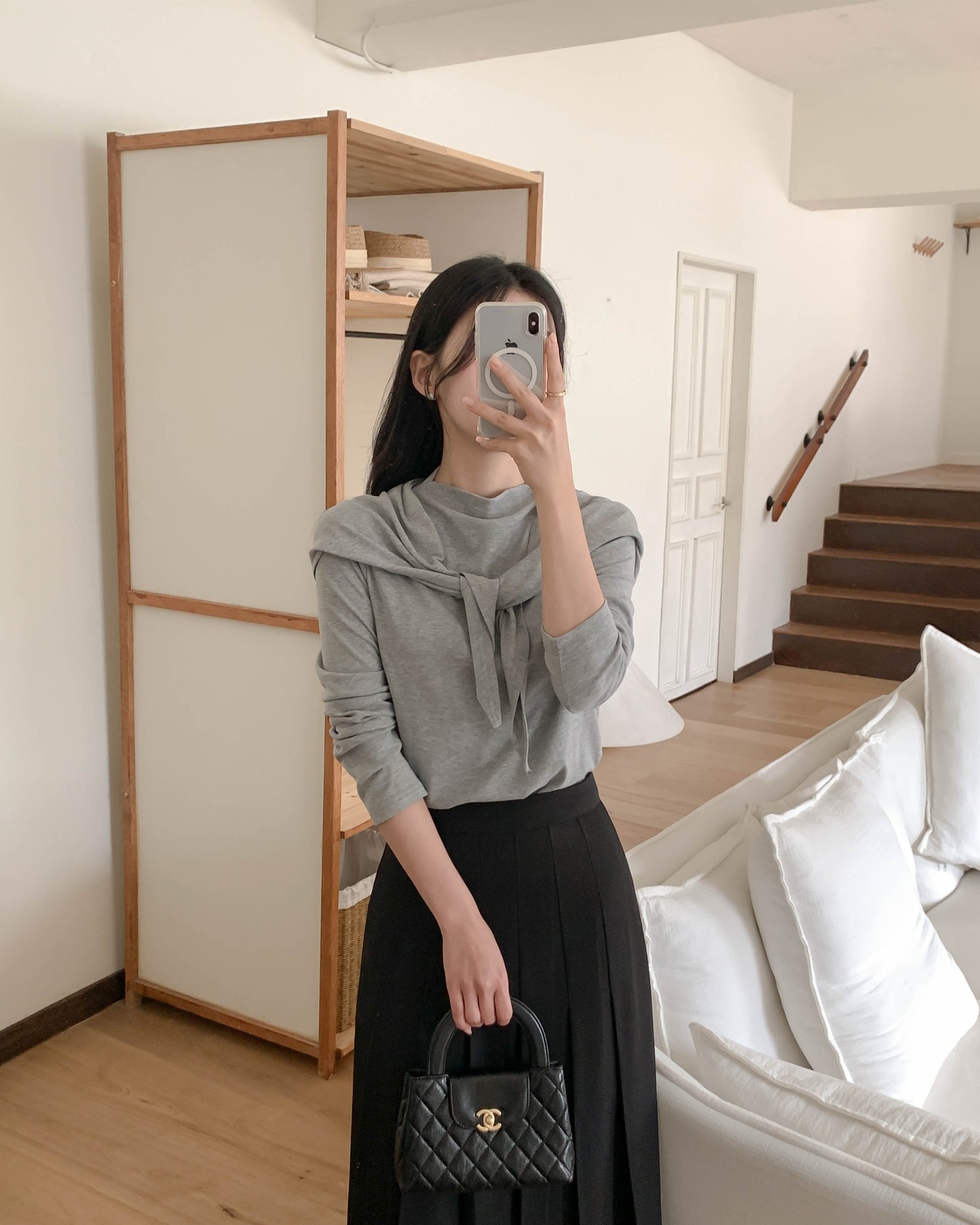 Phụ nữ sành điệu sẽ kết hợp chân váy đen với 5 mẫu áo trẻ trung- Ảnh 7. Phụ nữ sành điệu sẽ kết hợp chân váy đen với 5 mẫu áo trẻ trung- Ảnh 7.