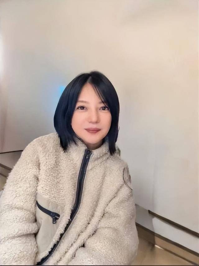 Triệu Vy giờ khổ đến vậy sao: Ăn quán vỉa hè, mặt mũi sưng húp- Ảnh 2. Triệu Vy giờ khổ đến vậy sao: Ăn quán vỉa hè, mặt mũi sưng húp- Ảnh 2.