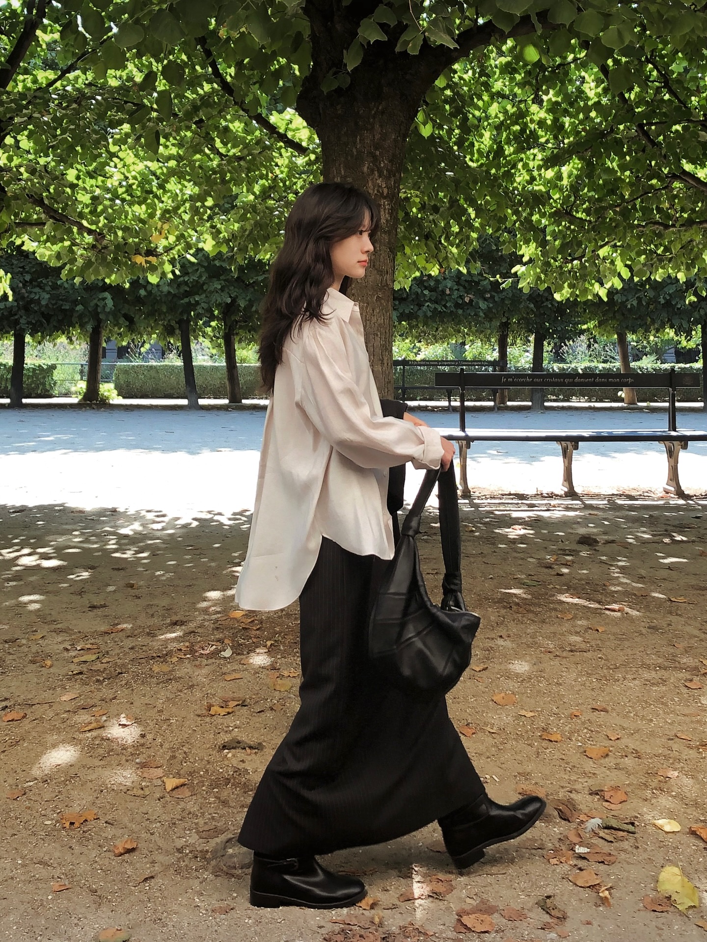 Phụ nữ sành điệu sẽ kết hợp chân váy đen với 5 mẫu áo trẻ trung- Ảnh 9. Phụ nữ sành điệu sẽ kết hợp chân váy đen với 5 mẫu áo trẻ trung- Ảnh 9.