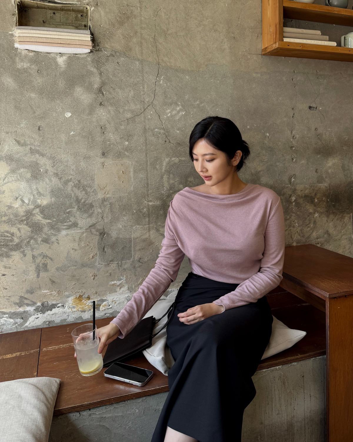 Phụ nữ sành điệu sẽ kết hợp chân váy đen với 5 mẫu áo trẻ trung- Ảnh 6. Phụ nữ sành điệu sẽ kết hợp chân váy đen với 5 mẫu áo trẻ trung- Ảnh 6.