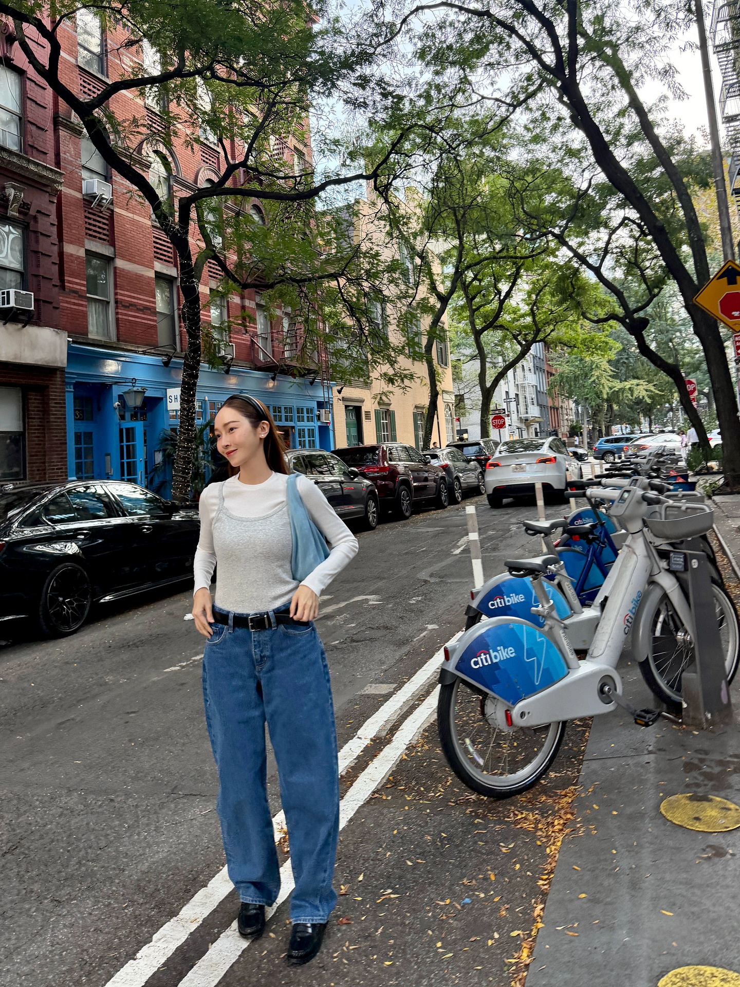 "Huyền thoại thời trang 8x" có 10 cách mặc quần jeans đơn giản, nhưng chạm đỉnh cao sang xịn mịn- Ảnh 1. "Huyền thoại thời trang 8x" có 10 cách mặc quần jeans đơn giản, nhưng chạm đỉnh cao sang xịn mịn- Ảnh 1.