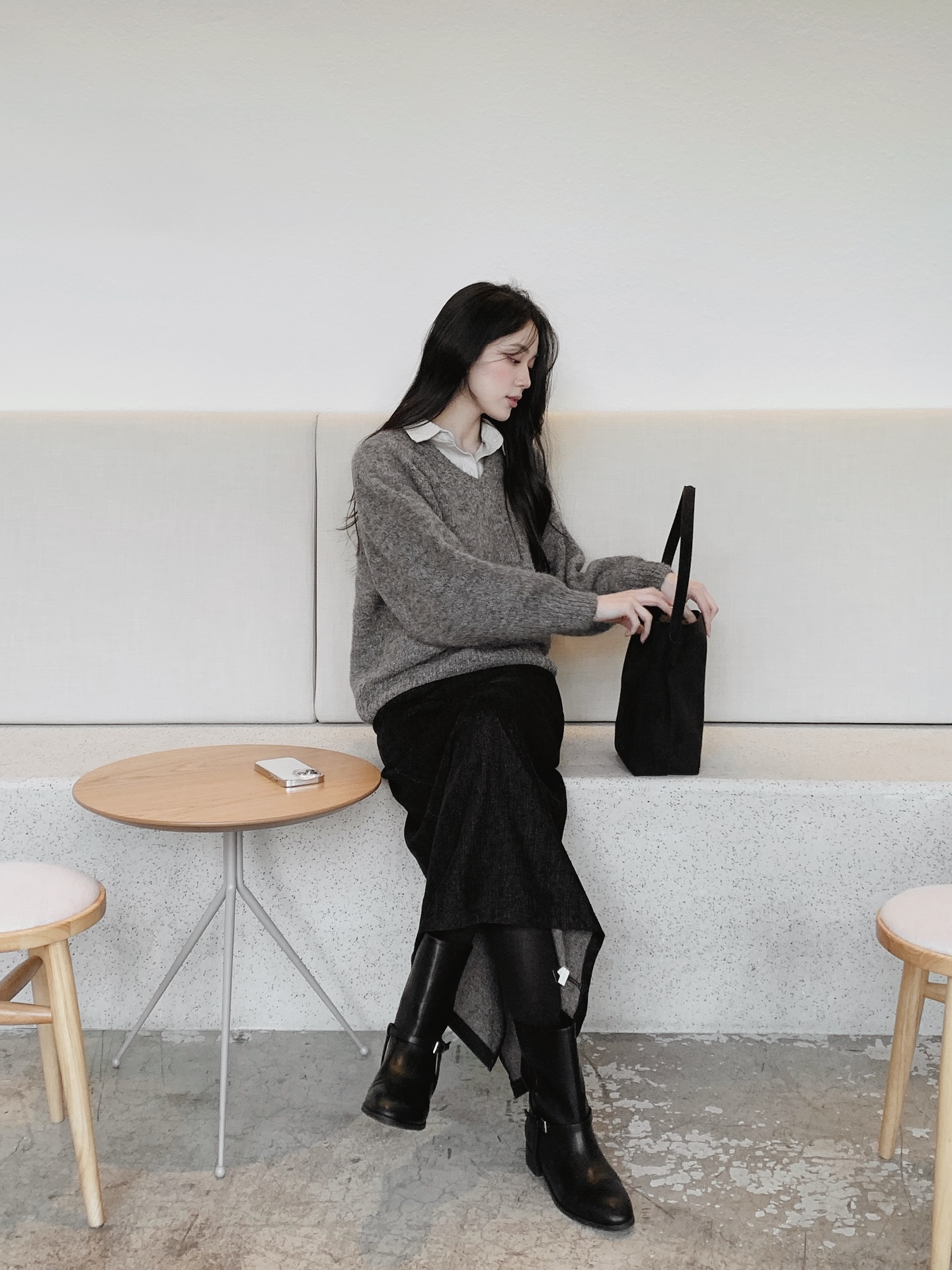 Phụ nữ sành điệu sẽ kết hợp chân váy đen với 5 mẫu áo trẻ trung- Ảnh 1. Phụ nữ sành điệu sẽ kết hợp chân váy đen với 5 mẫu áo trẻ trung- Ảnh 1.