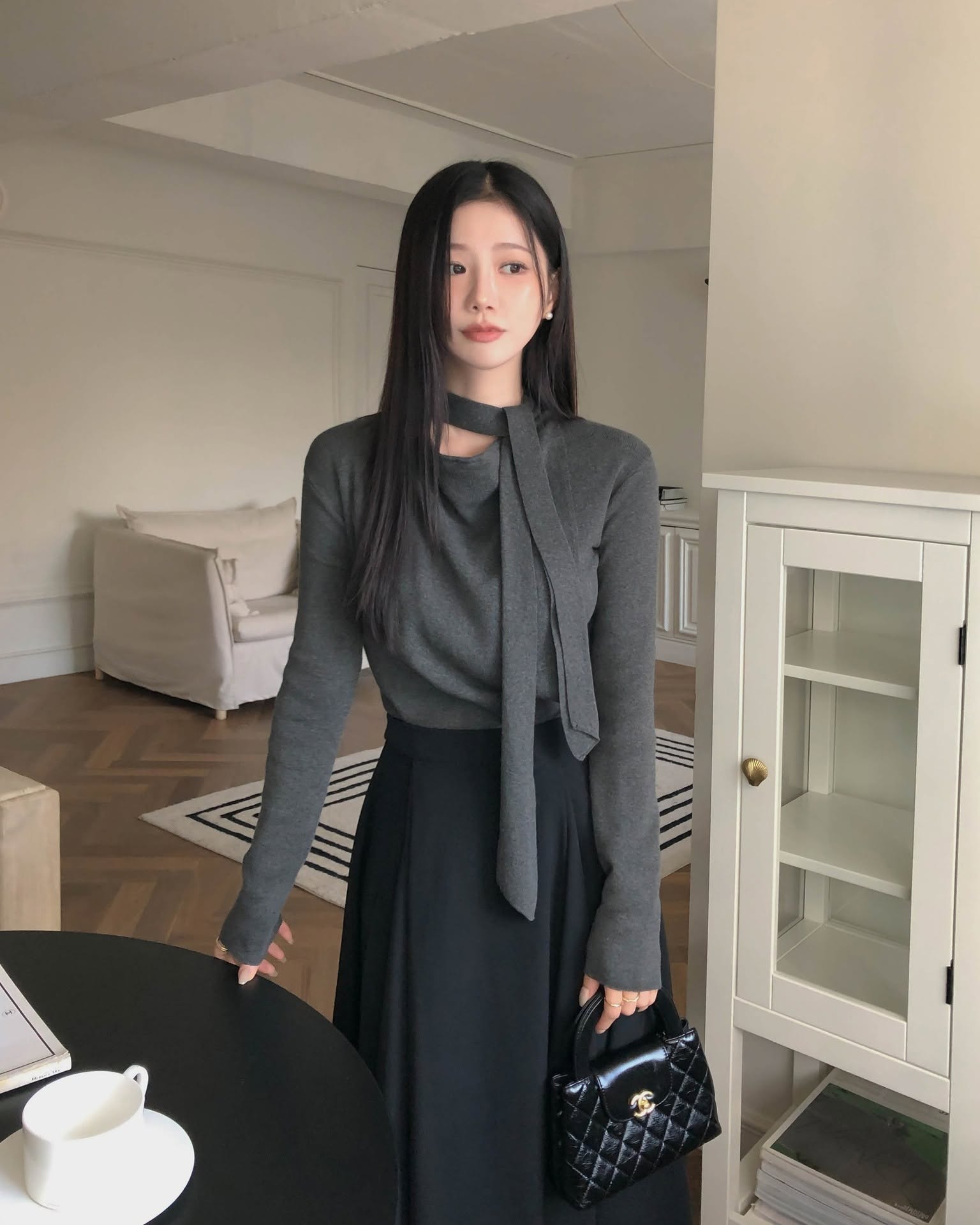 Phụ nữ sành điệu sẽ kết hợp chân váy đen với 5 mẫu áo trẻ trung- Ảnh 2. Phụ nữ sành điệu sẽ kết hợp chân váy đen với 5 mẫu áo trẻ trung- Ảnh 2.