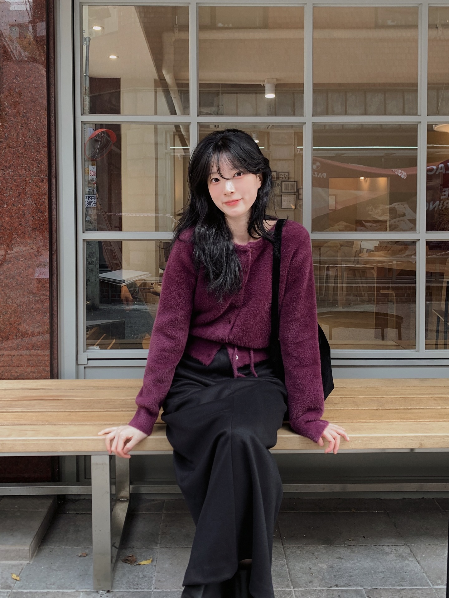 Phụ nữ sành điệu sẽ kết hợp chân váy đen với 5 mẫu áo trẻ trung- Ảnh 5. Phụ nữ sành điệu sẽ kết hợp chân váy đen với 5 mẫu áo trẻ trung- Ảnh 5.