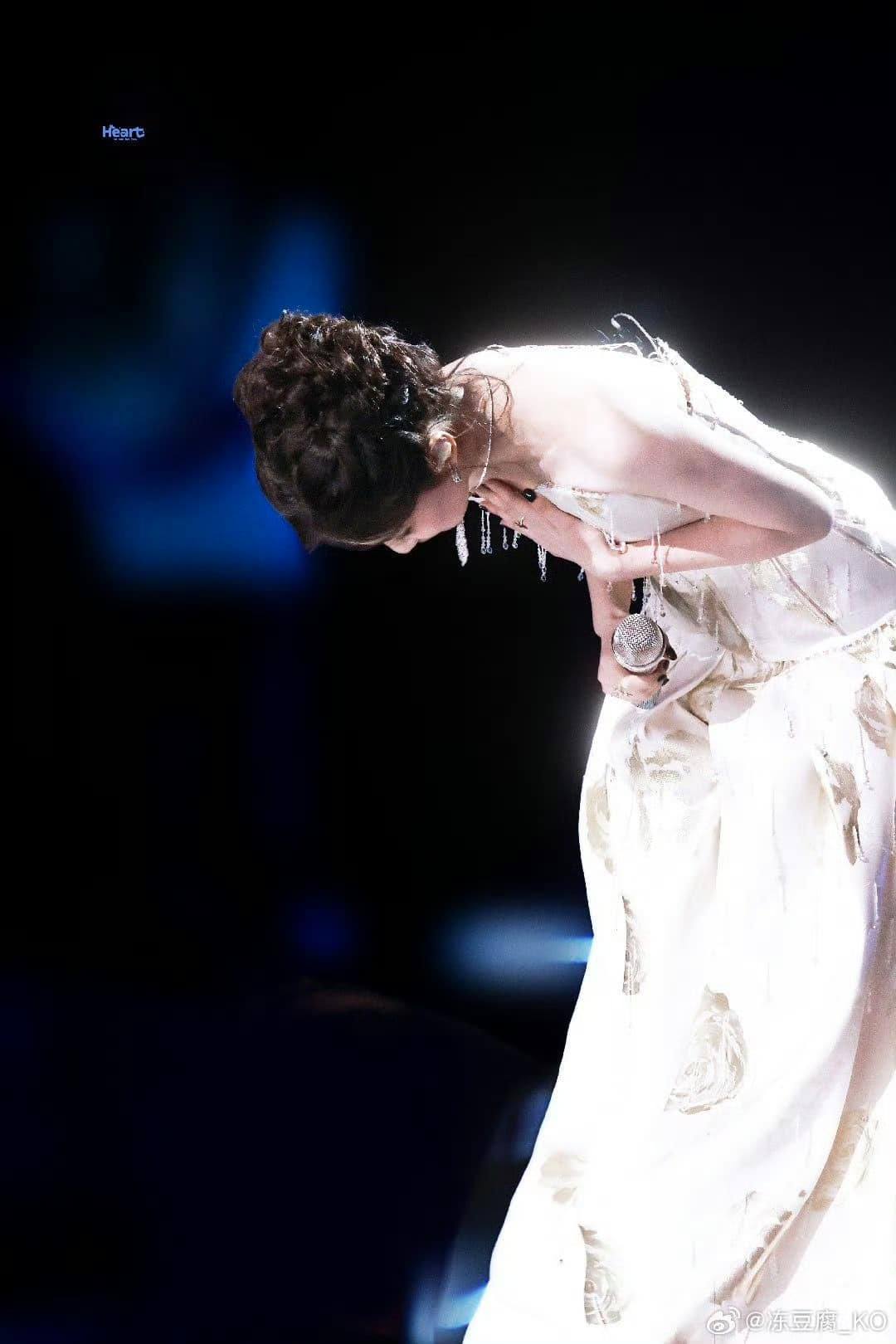 Nhìn mỹ nhân này cúi chào mà ngỡ mộng cảnh ngàn năm: Người đẹp làm gì cũng đẹp, đóng phim nào nghiện nặng phim đó- Ảnh 1. Nhìn mỹ nhân này cúi chào mà ngỡ mộng cảnh ngàn năm: Người đẹp làm gì cũng đẹp, đóng phim nào nghiện nặng phim đó- Ảnh 1.