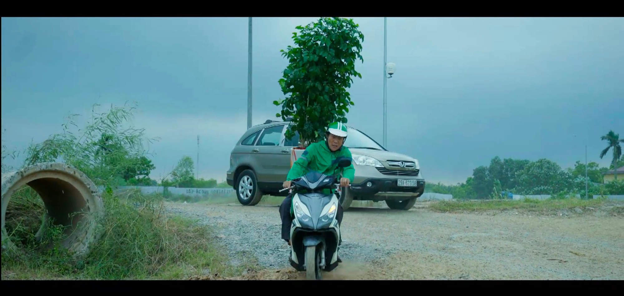 Gia cảnh sa sút, 2 vợ chồng giấu nhau đi làm shipper nhưng bị cả MXH lên án- Ảnh 2. Gia cảnh sa sút, 2 vợ chồng giấu nhau đi làm shipper nhưng bị cả MXH lên án- Ảnh 2.