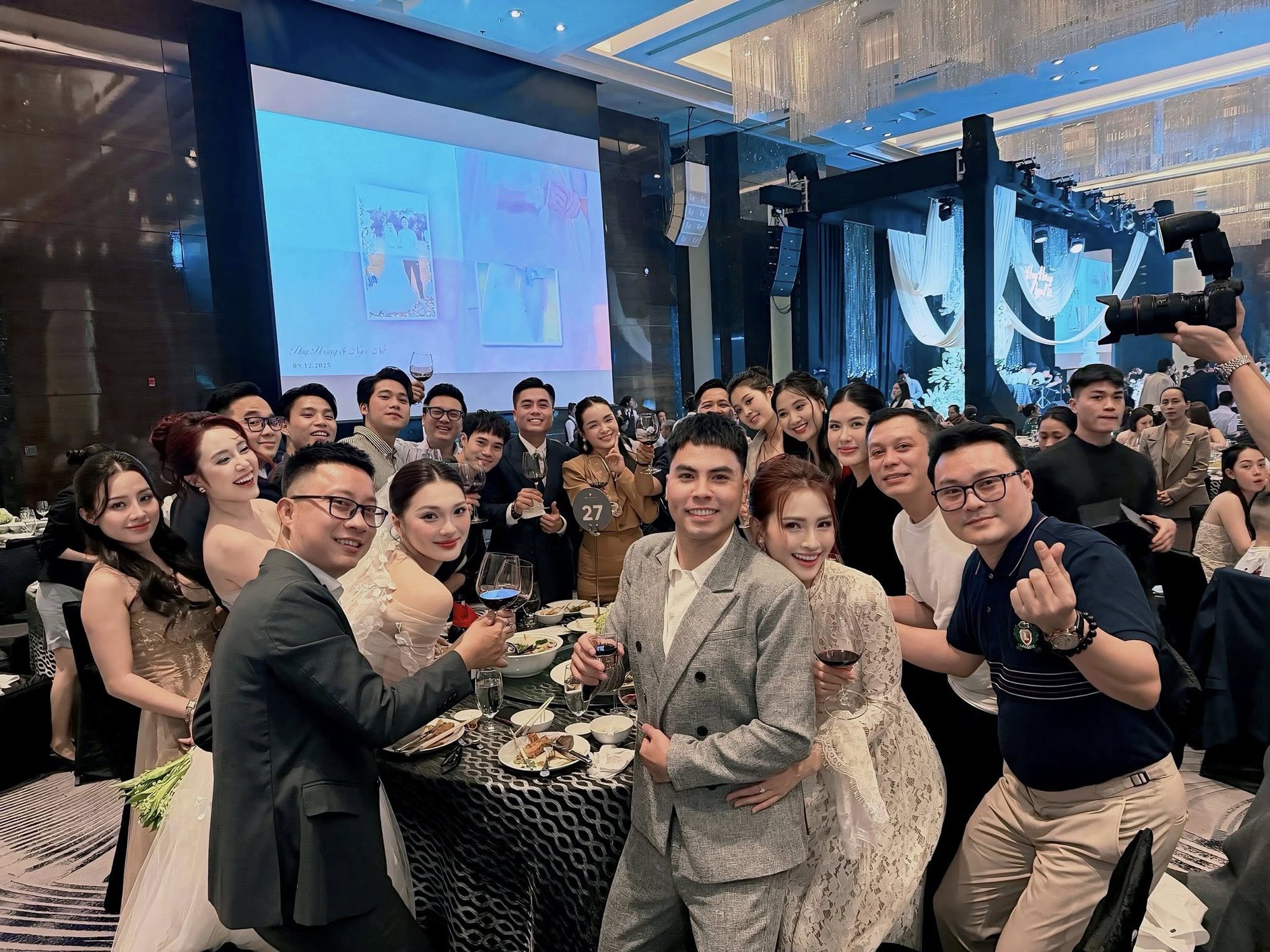 MC Huyền Tạt Mù tạt sánh đôi với MC Huyền Tạt Mù tạt sánh đôi với