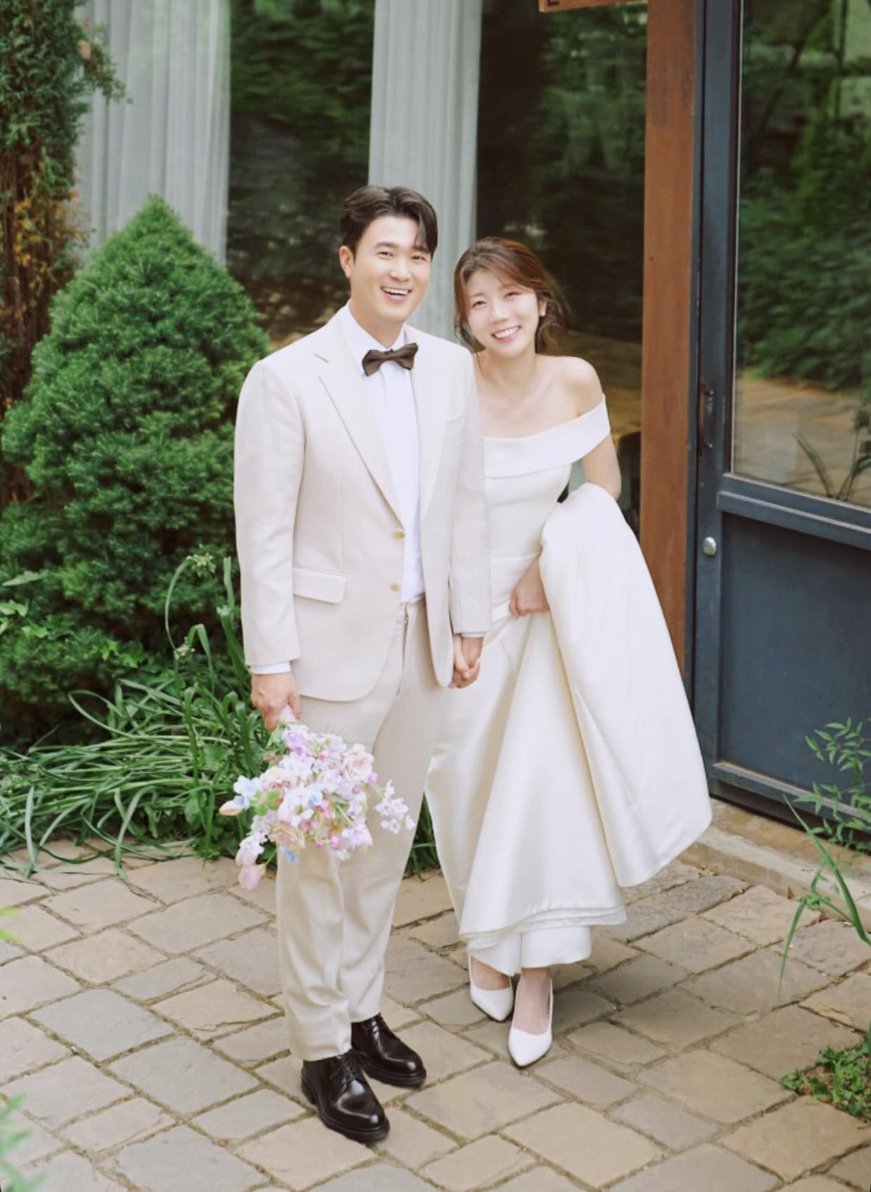 HLV thể lực ĐT Việt Nam tung ảnh cưới xịn xò, cô dâu xinh như idol Hàn, Duy Mạnh, Hoàng Đức thả tim chúc mừng- Ảnh 1.